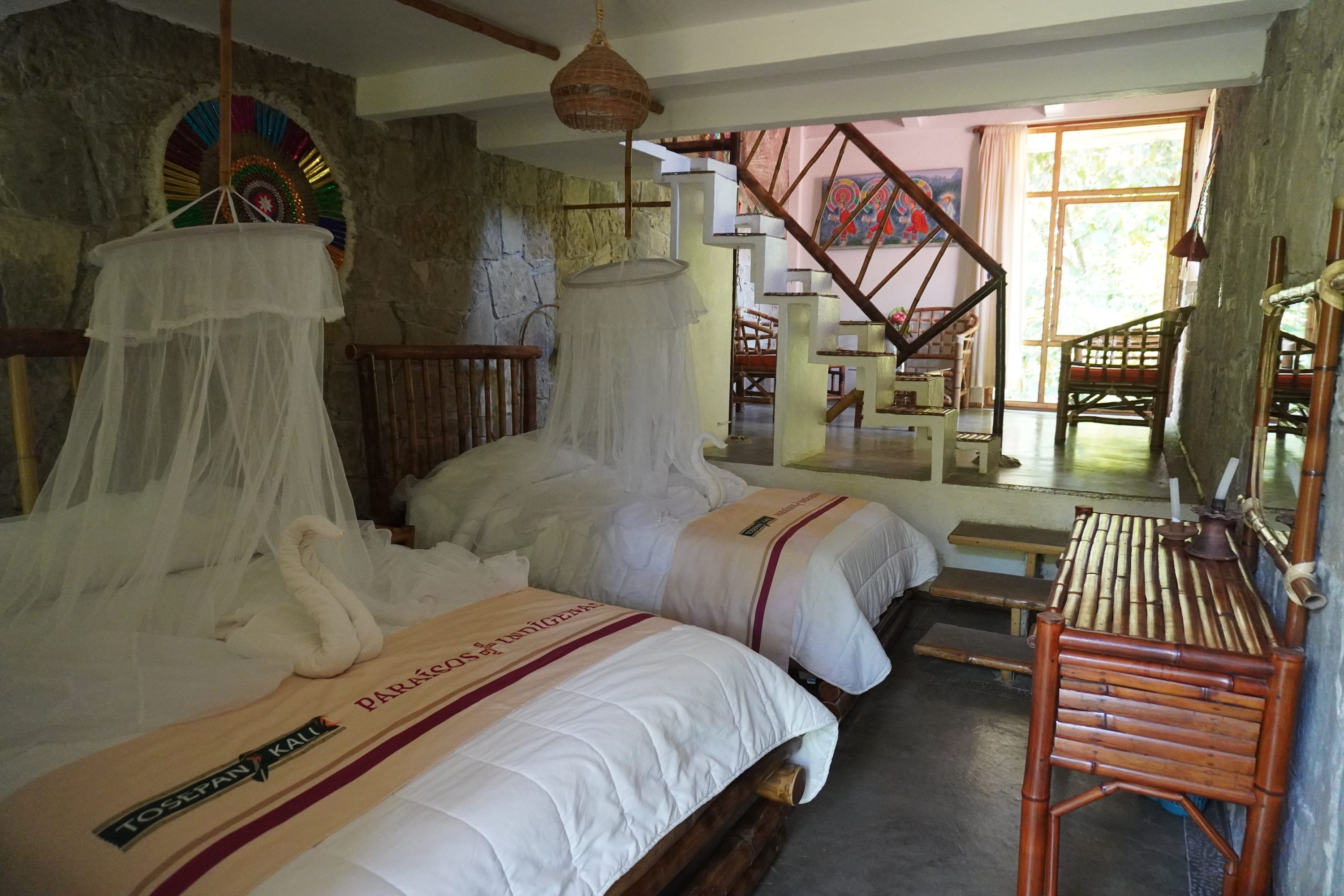 Con 2 camas matrimoniales y 1 cama individual.